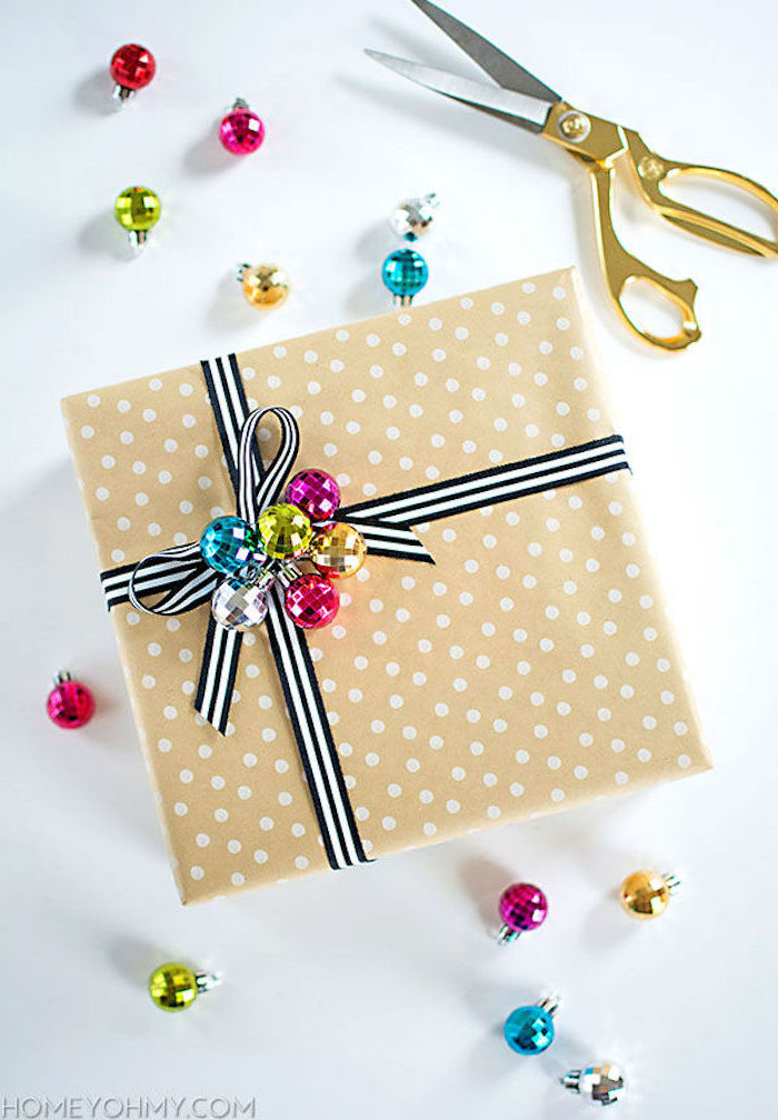 מתנות אריזה צבעונית, נייר זהב, כדורי עץ חג המולד קטן