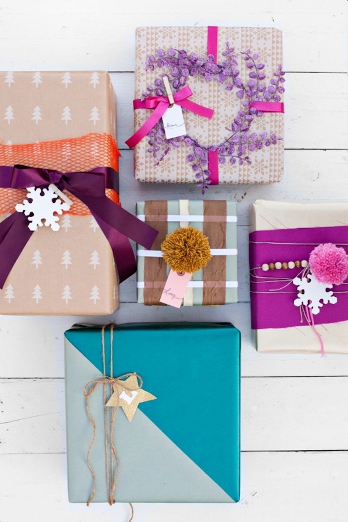 Envuelva los regalos en papel de colores y decore con hilo, ramitas y lazos
