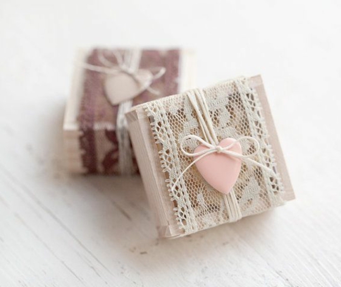 pequeños regalos de boda para invitados con deco de corazón de plástico y cinta de encaje