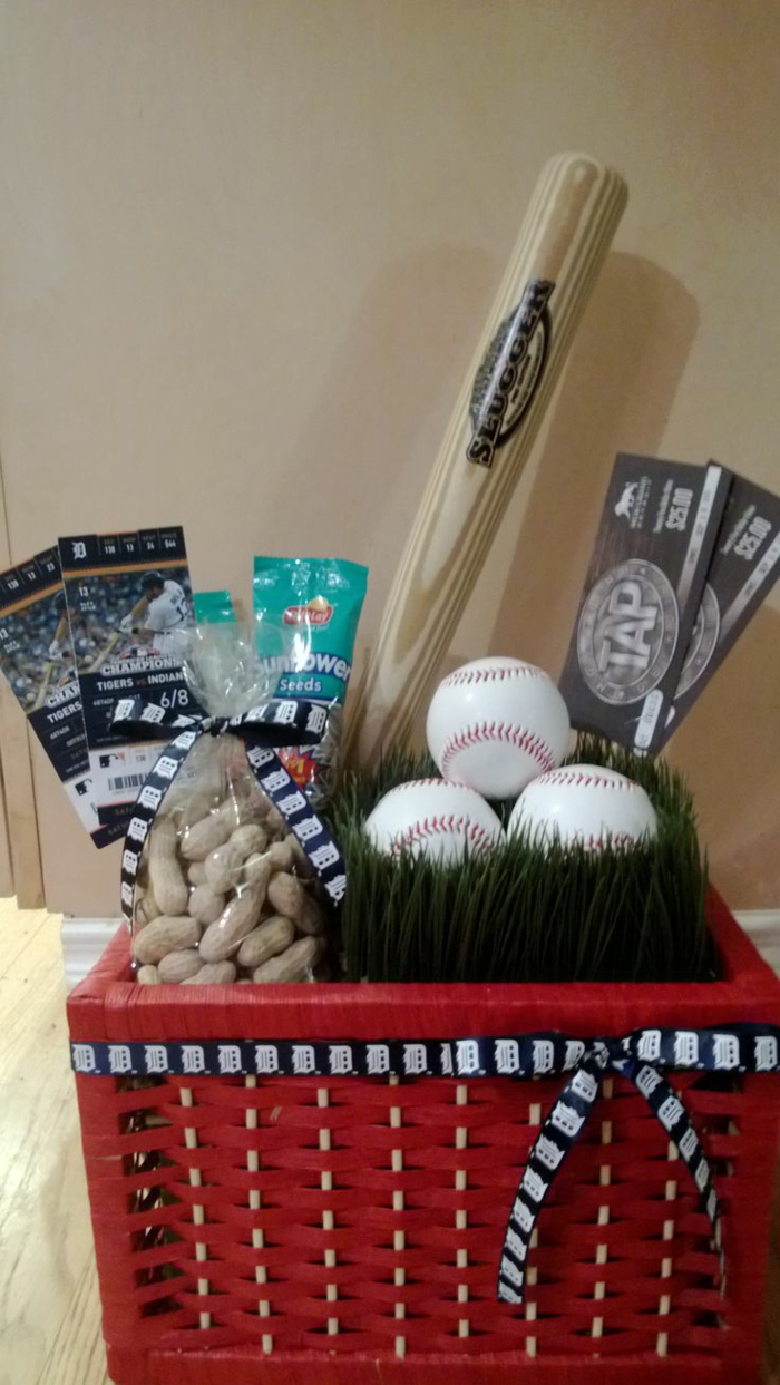 Baseball rajongó és játékos ajándék kosár ötletei - golyók, dió és jegyek