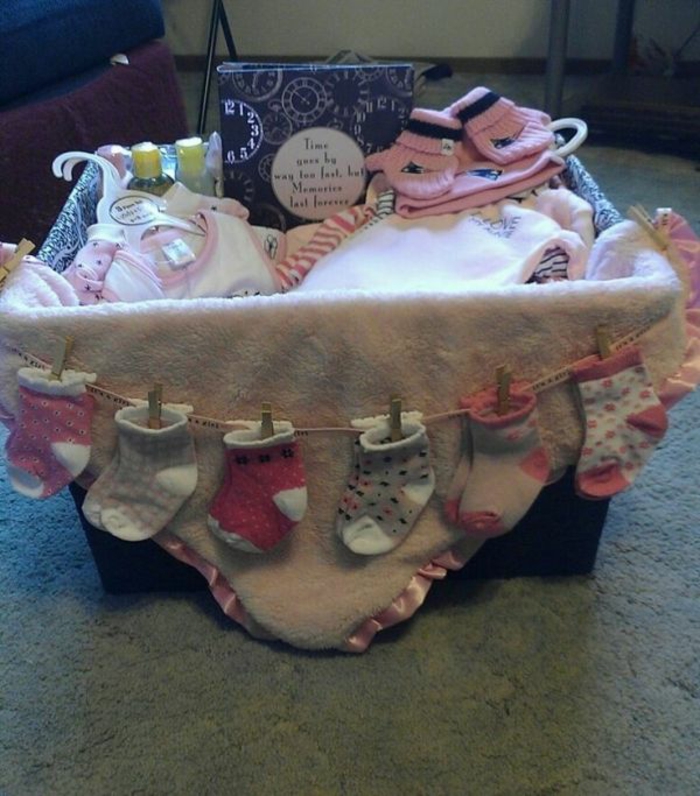 a kislány ajándékkosár baba zuhanyának köszönhetően kis ruhákból és aranyos zoknikból készítsd el magadat
