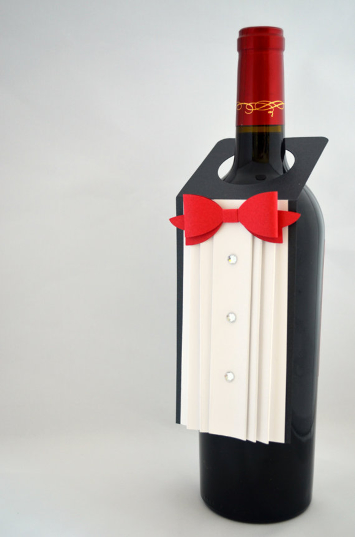 التخلي عن النبيذ ، دعوى زجاجة ، ربطة الانحناءة الحمراء ، والنبيذ الأحمر ، وزجاجة تزيين