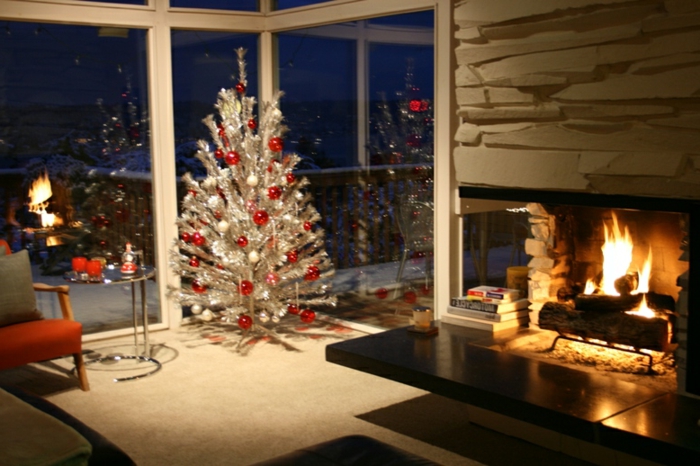 Los árboles decorados-acogedor-sala de estar de la Navidad
