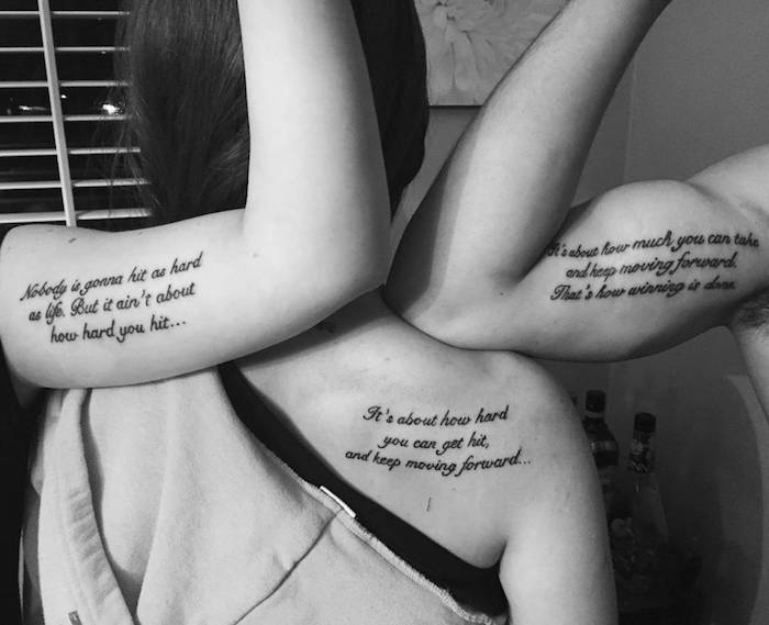 Три братя и сестри имат житейска мъдрост върху мотивите на татуировката на горната част на ръцете и гърба