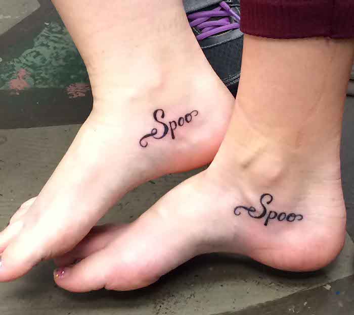 Simbol za sestre - dvije noge tetovaže s riječju Spoo prilično slatka