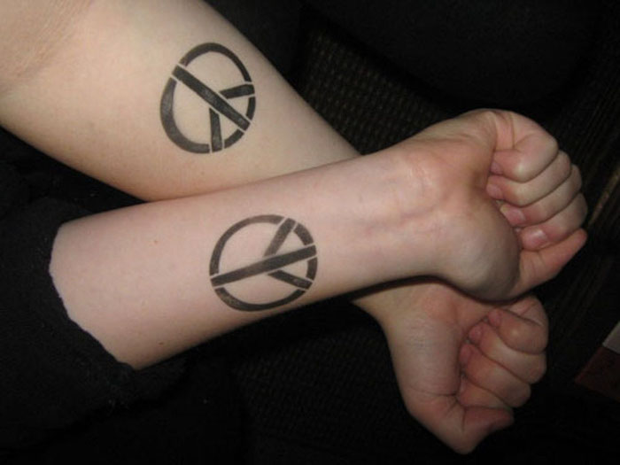 dva simbola mira na rukama dviju sestara - simboli za sestre