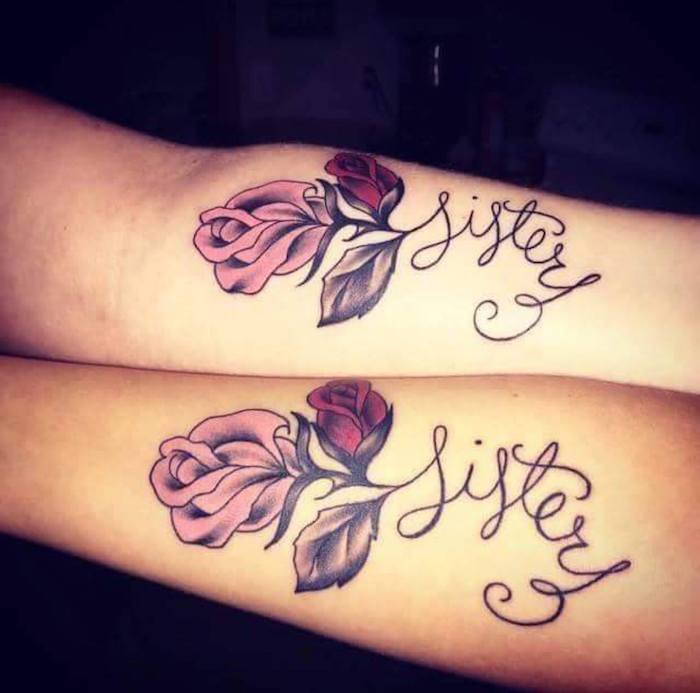 Татуировка за две сестри с надпис и роза - символ на сестрите