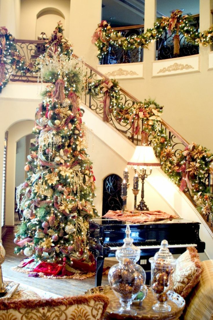Le grand sapin de Noël est complété par l'escalier avec sa décoration