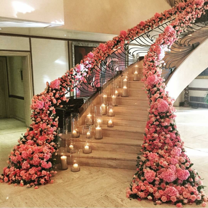 Стълбище идеи много розови рози на парапет и свещи на стълбите Сватбена украса