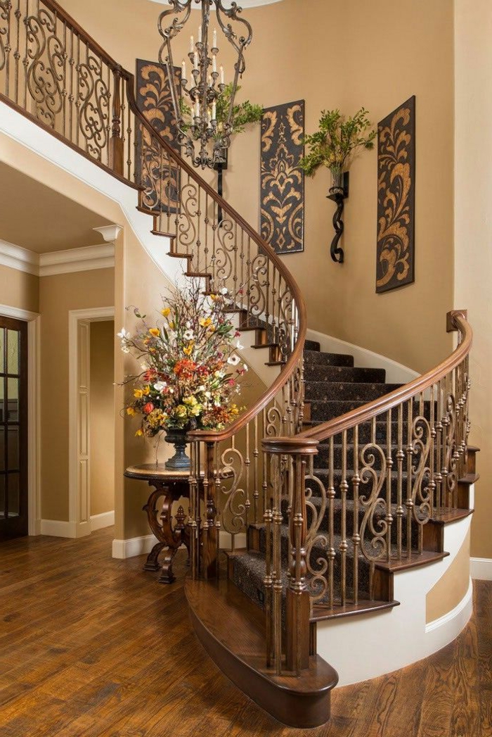 מדרגות לולייניות עם עץ מיומן מגלף על השריון, ציורי קיר יפים ואגרטלים - רעיונות מדרגות