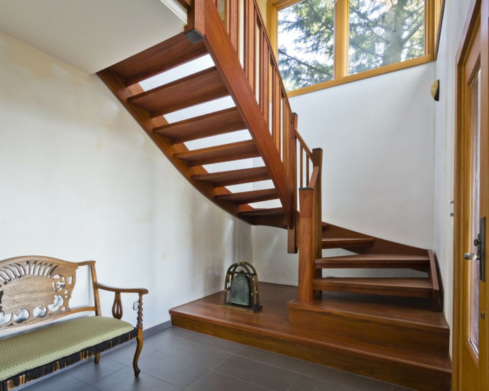 escalier en bois en forme de fantaisie avec un objet étrange comme décoration et un banc - cadre d'escalier