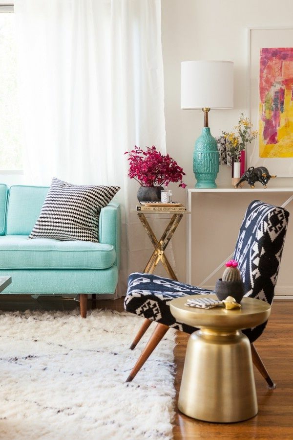 дизайнерски варианти за хол-синьо-диван изглеждат много свежи