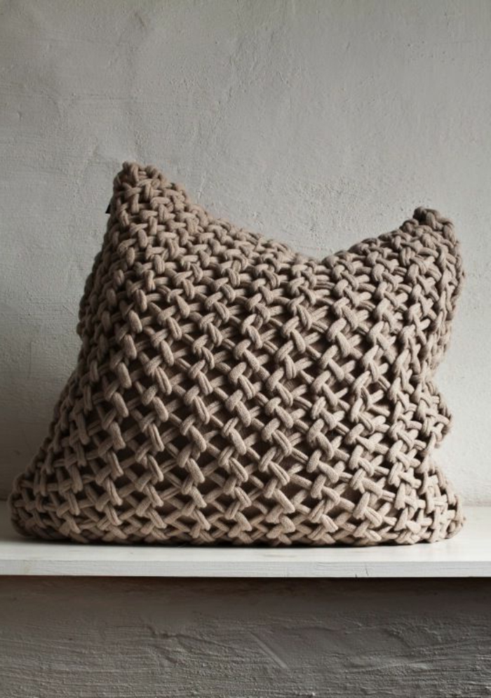 pletene jastuk-smeđe boje lijep modela
