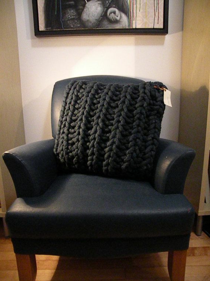 Pletene jastuk crna elegantna modela na crnoj fotelji