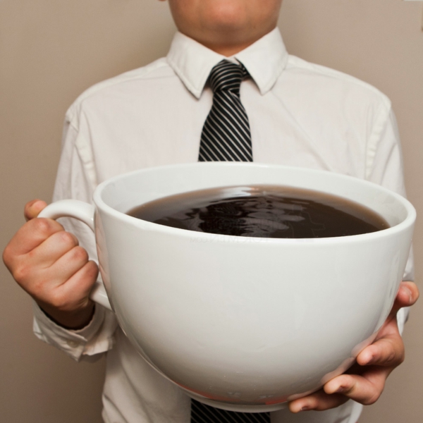 гигантска чаша кафе-