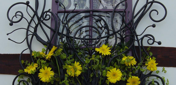 ristikko-ikkuna-ikkuna koristelu-with-kelta-kukat-metalliristikot