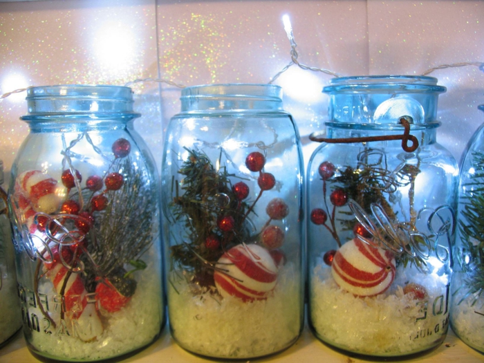 Decora las copas para Navidad - con pequeñas ramas y pelotas, luces de hadas y brocados