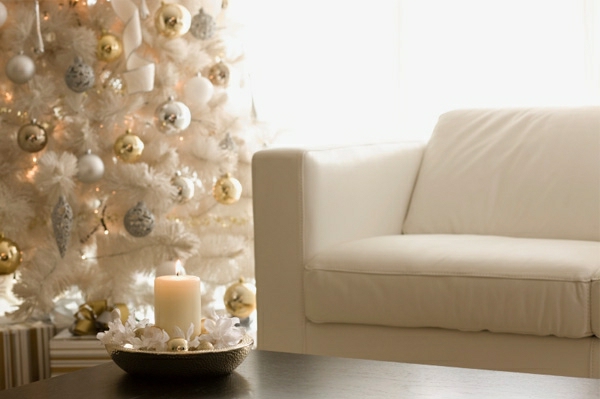 fehér karácsonyi dekoráció - nagy karácsonyfa és elegáns kanapé fehér színben
