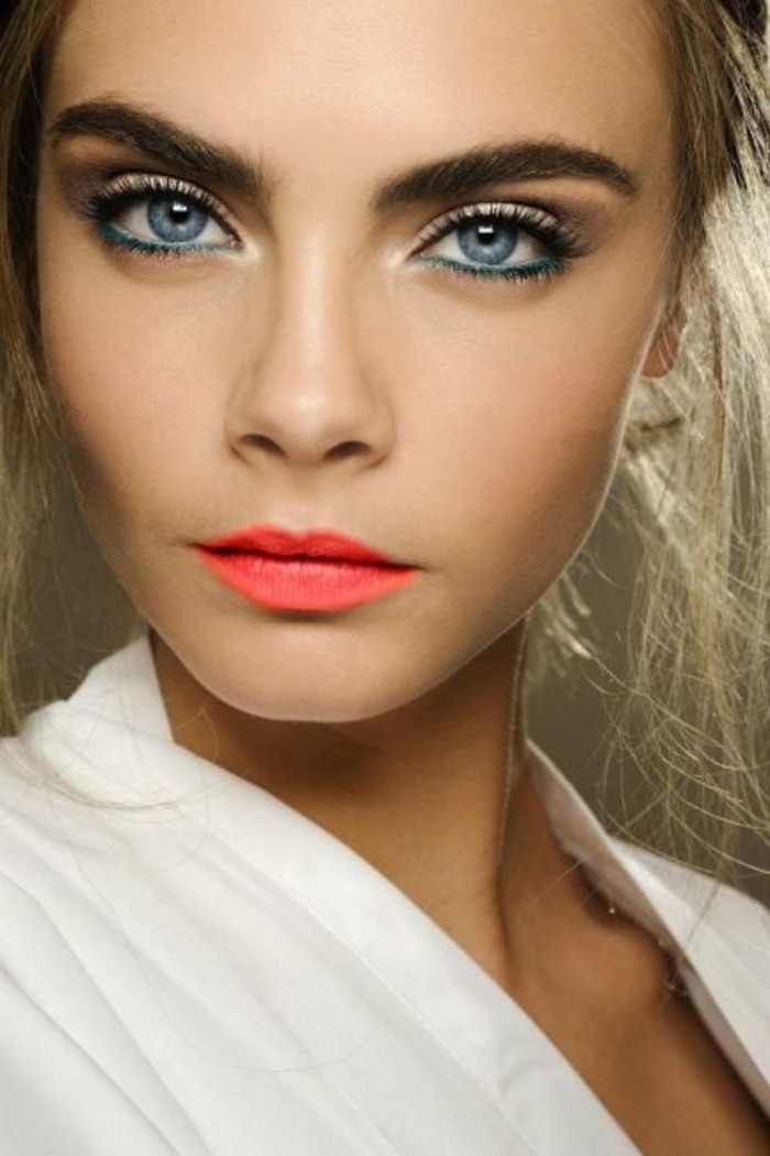 Glamour šminka gruenes-Kajal-narančasto-crvenih usana-plava-kosa