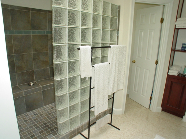 стъклени блокове оборудвани за душ--елегантен