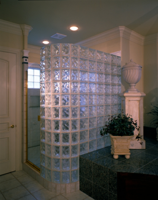 Los ladrillos de vidrio aparecen fines de ducha ultra-moderno