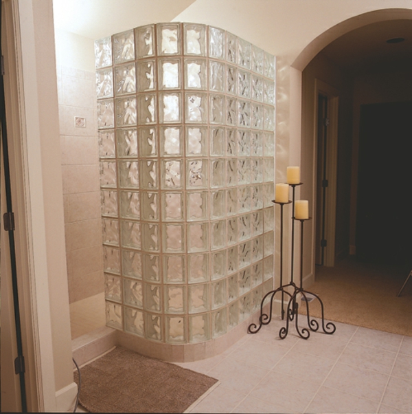 des blocs de verre ressemblent à des fins de douche ultra-modernisation