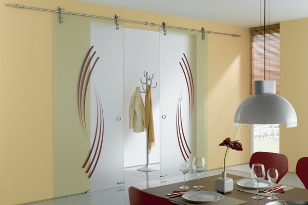 portes coulissantes en verre avec décoration dans la salle à manger moderne