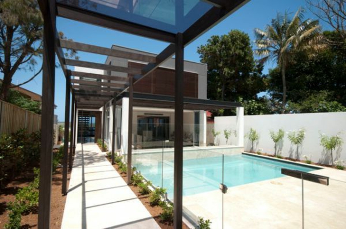 стъклена стена-тераса-модерен дизайн-басейн