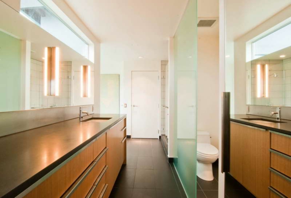 staklena vrata - u kupaonici i prekrasni ormarići