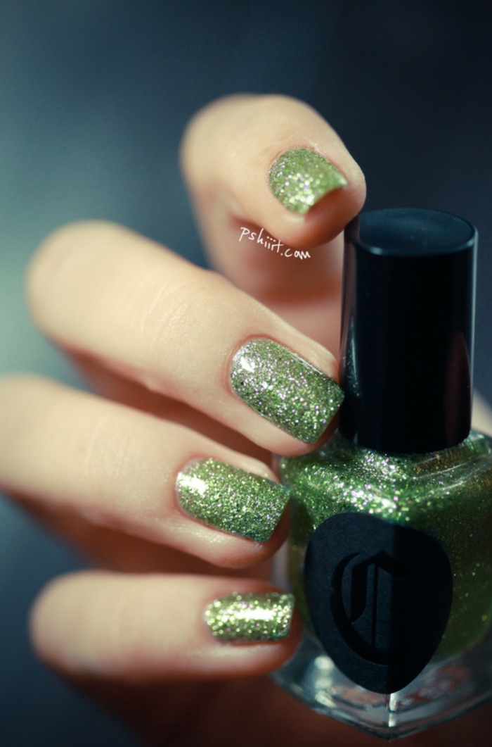 Des ongles scintillants à refaire, des nuances vertes, une idée sympa pour la manucure du Nouvel An, du vernis à ongles vert