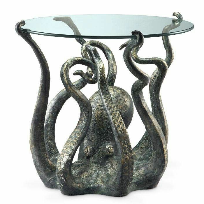 малка кръгла маса със стъклен плот и метален мотив от октопод