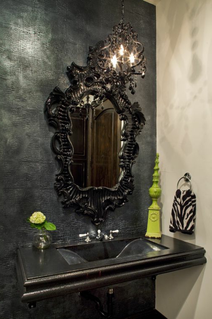 Баня с черна стена и бяла стена, готическо огледало и черна мивка