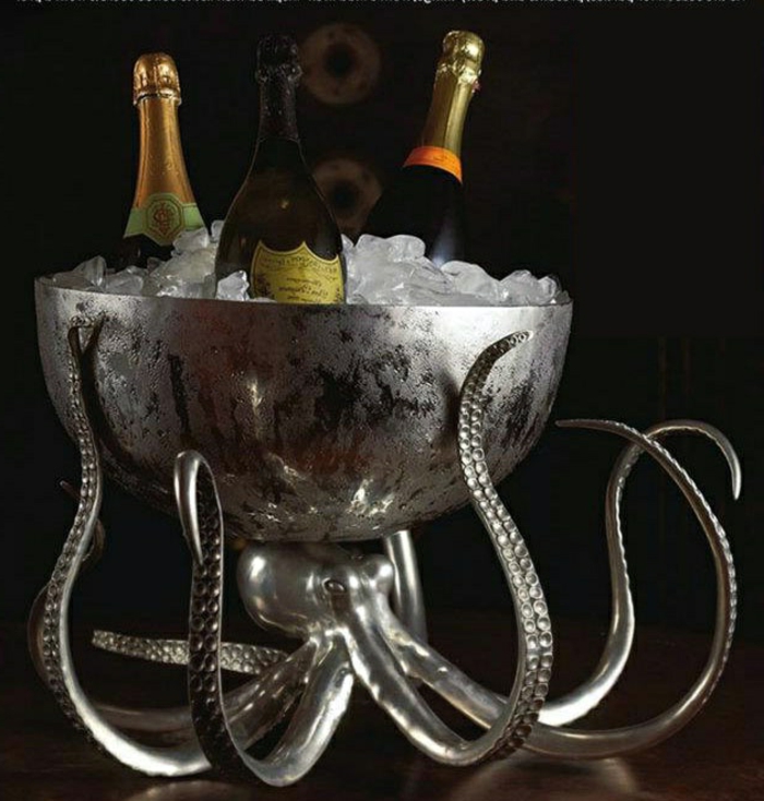 контейнер за лед, направен от метал под формата на октопод с три бутилки от шампанско и много кубчета лед