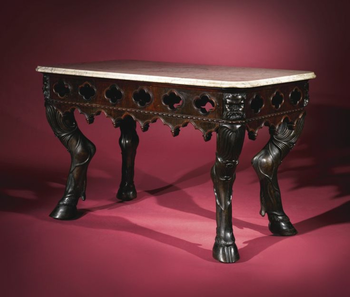 Готическа маса с мраморен плот и дървени крака, проектирана във формата на Хъдън, готически мебелен украшение