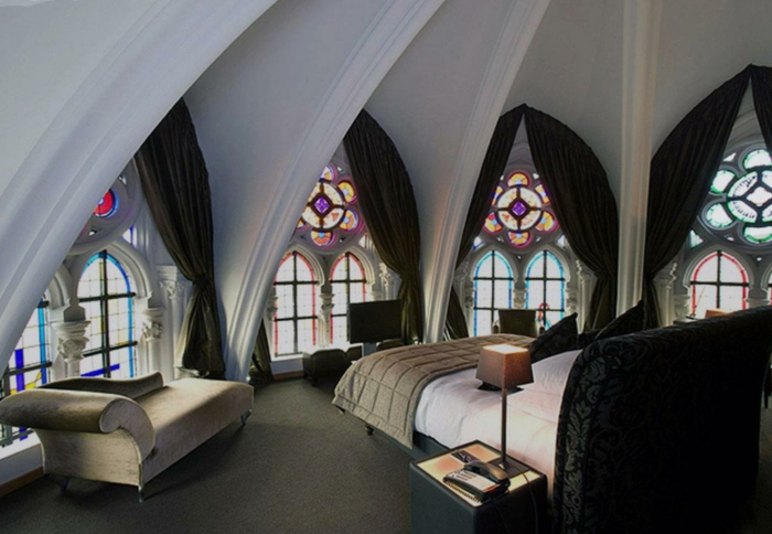 velika gotička spavaća soba s krovnim krovom, prozori s vitražom, dugi neprozirni gardini