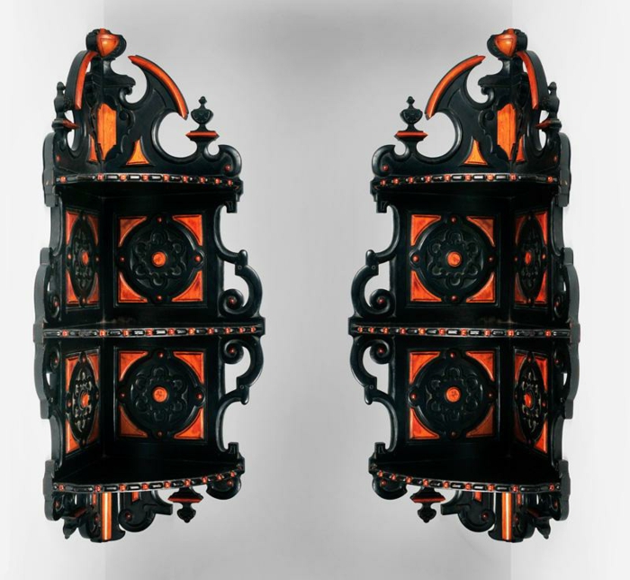декоративни готически рафтове за стена с орнамент и заострени форми, черен и червен цвят