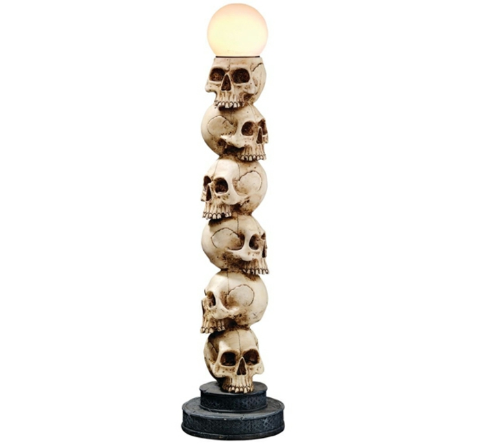 gotička podna svjetiljka sa šest lubanja, okrugla žarulja i okrugli stalak u crnoj boji