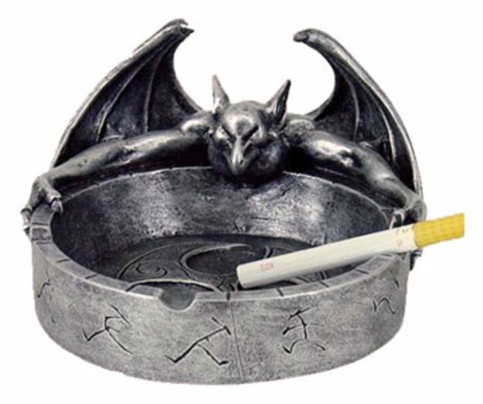 Пепелник от метал с митично създание с крила, гравиране на пепелници