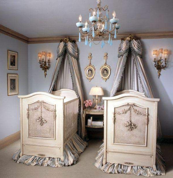 Dječja soba s dva dječja kreveta, viktorijanske gotičke, svijetle boje, fotografije na zidu, ukrašene zavjese
