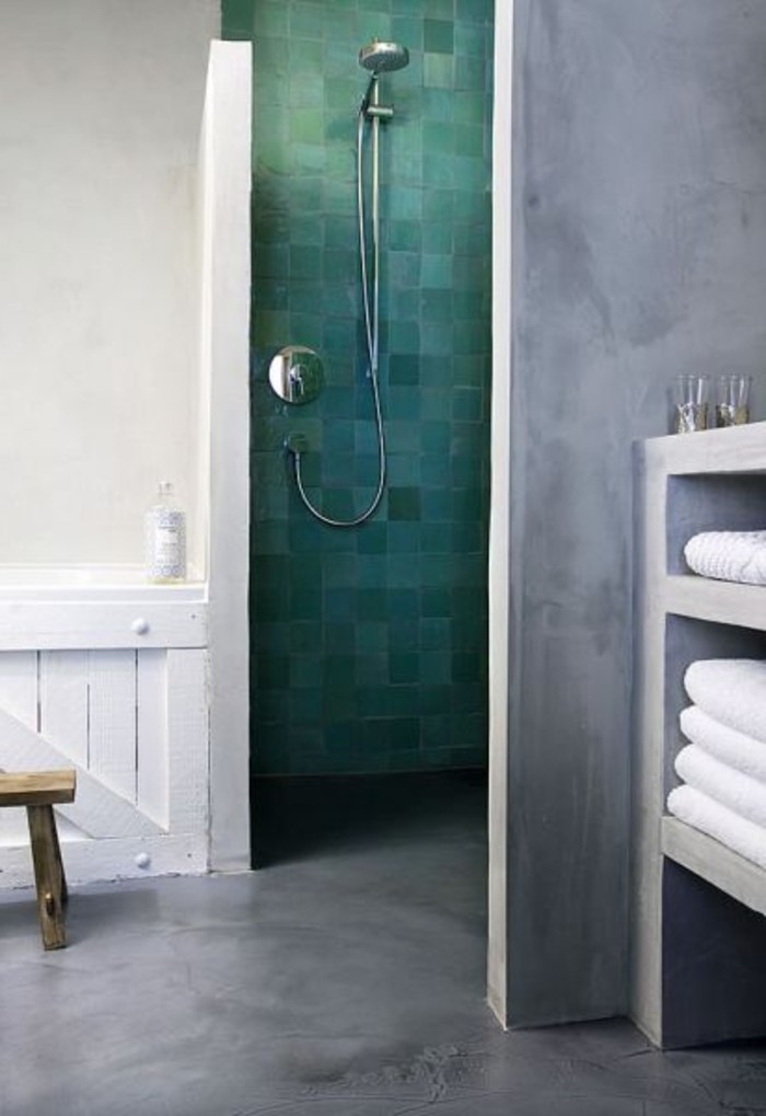 зелен акцент стена в банята, обхванат-с-плочки