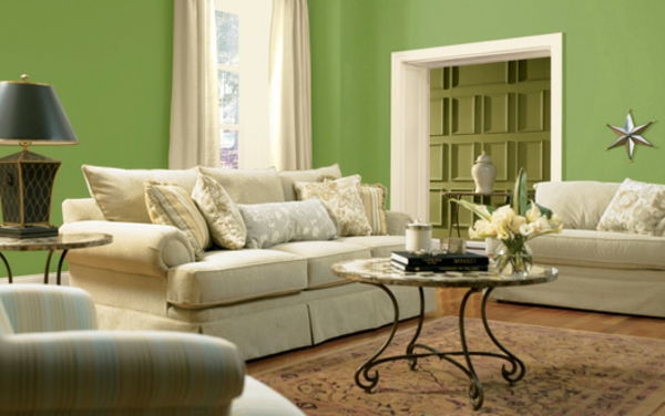 zöld falfesték és fehér bútorok egy modern nappaliban
