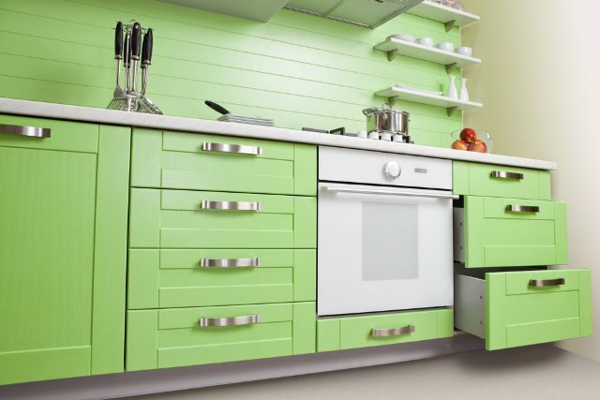 zöld árnyalat a konyhában - szekrények és fiókok