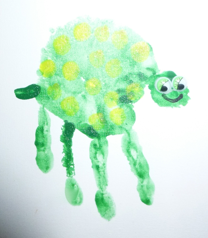 зелена костенурка - хубава картина с отпечатъци на ръка