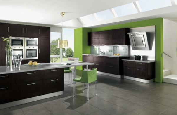 مطبخ حائط أخضر - حديث - مع جزيرة طبخ كبيرة