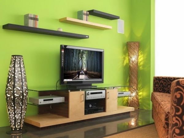 lampe de luxe tv et peinture murale verte dans le salon