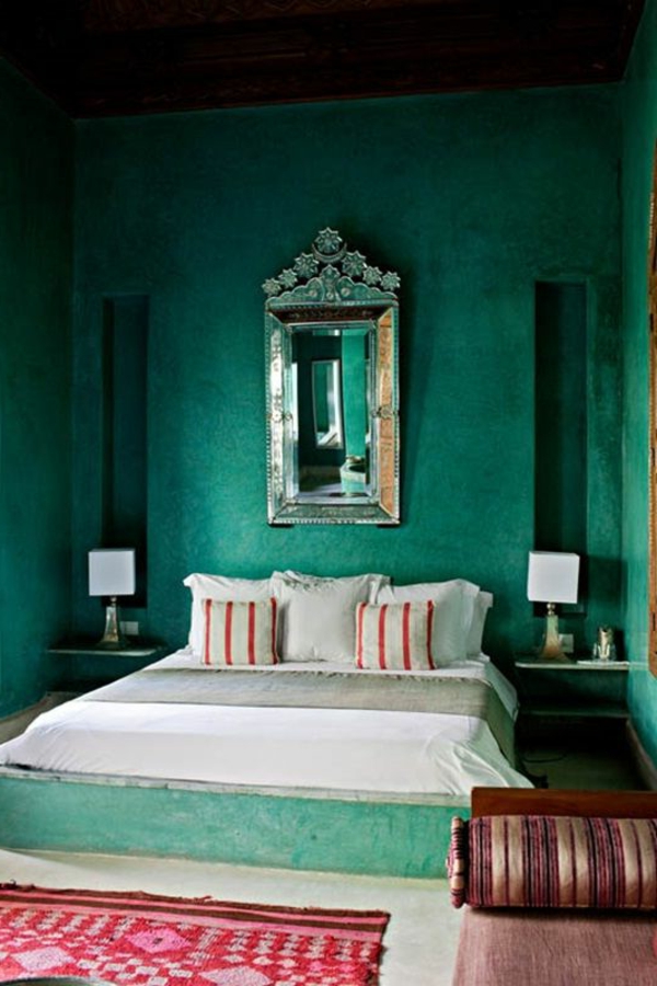 зелена стена дизайн-за-спалня-охладител-огледало на стената