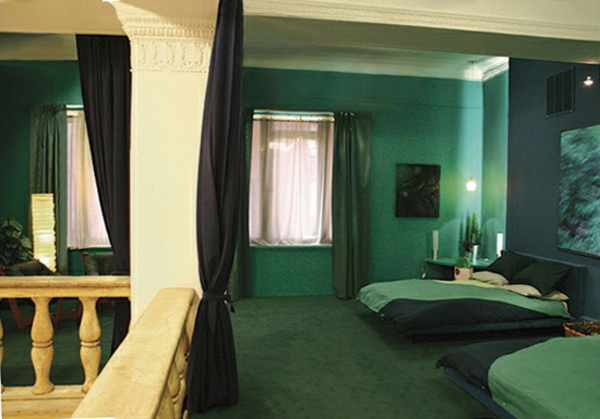 हरे रंग की दीवार डिजाइन के लिए बेडरूम-काले उपकरण
