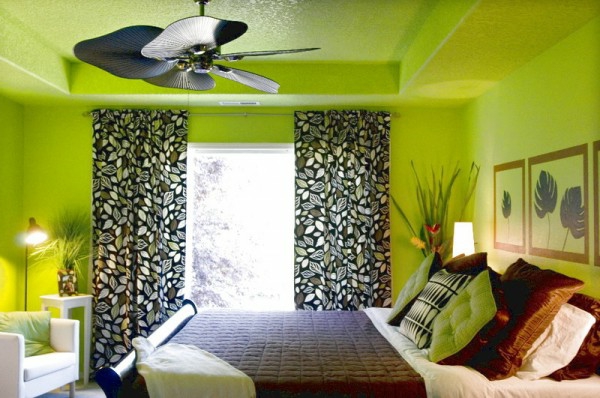 हरे रंग की दीवार डिजाइन के लिए बेडरूम-साथ-पर्दे