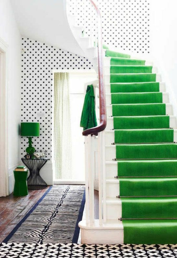 kaunis vihreä matto portaiden reitillä