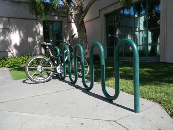 зелен велосипеди стоят еднократни метал